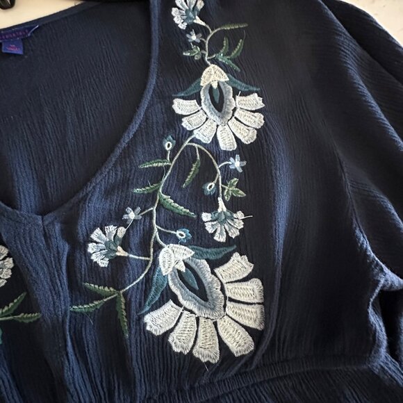 Embroidered Floral Navy Blue Peplum Blouse Medium Aeropostale Rayon Womens Top - Picture 6 of 11